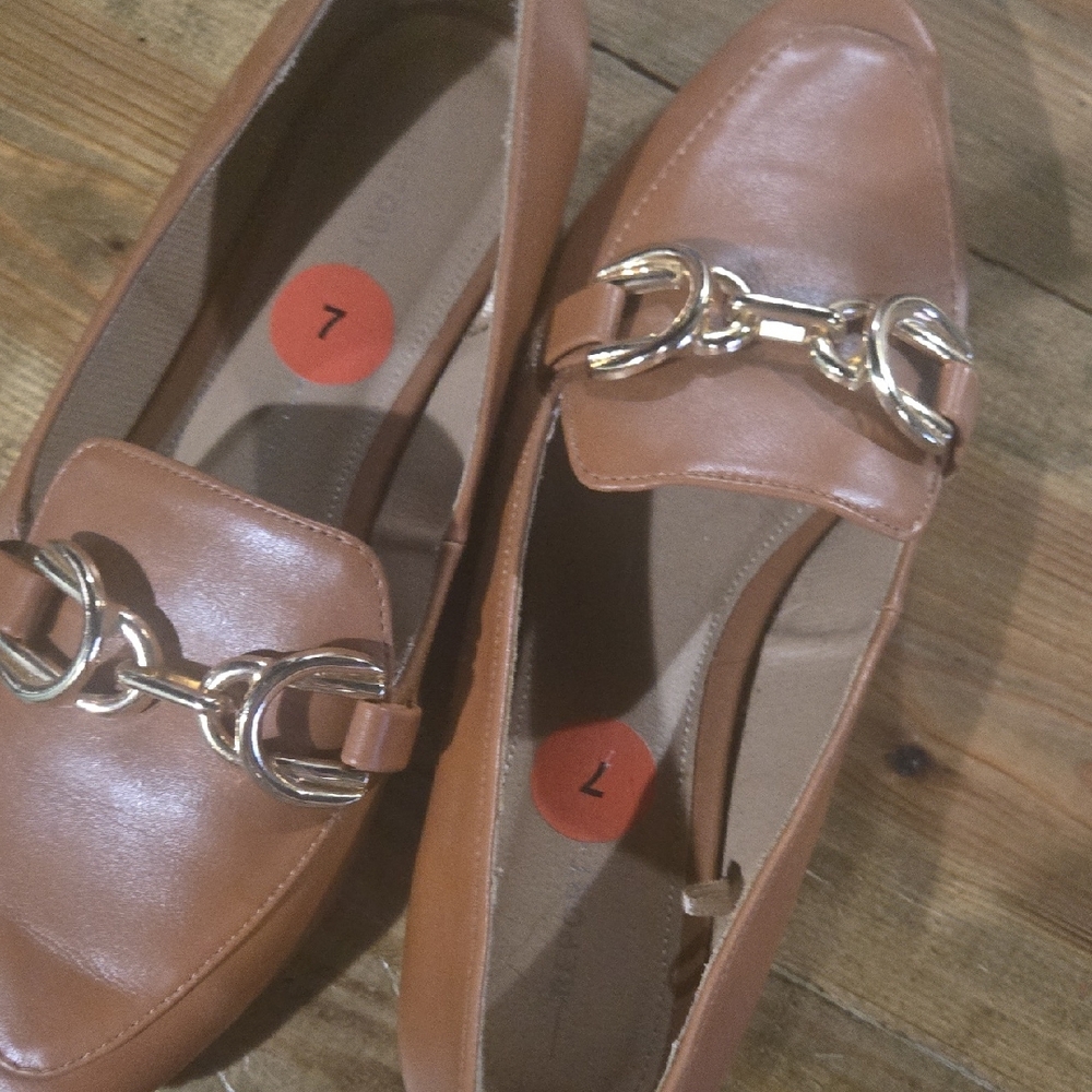 Elegant Tan Loafers with Gold Accent